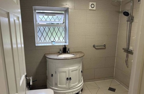 Erdington House | Modern 5 bedroom | Close to M6 | Fast Wi-Fi