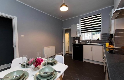 Mapperley House | Modern 5 Bedroom House near Nottingham City Centre