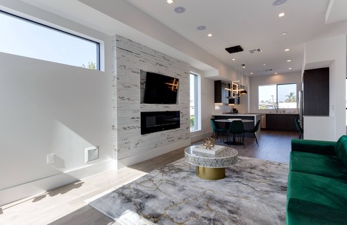 Mid City House | Modern 5 Bedroom Masterpiece With Rooftop Deck