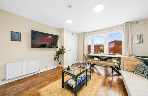 East End House | Modern 5 Bedroom Townhouse with Free Parking