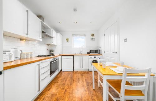 East End House | Modern 5 Bedroom Townhouse with Free Parking