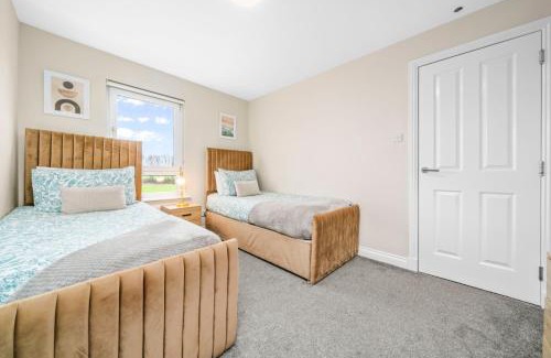 East End House | Modern 5 Bedroom Townhouse with Free Parking