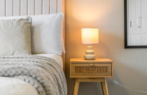 East End House | Modern 5 Bedroom Townhouse with Free Parking