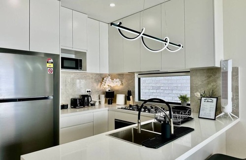 Bardia House | Modern 5BR Home Near Shops, BBQ & Blue Mountains