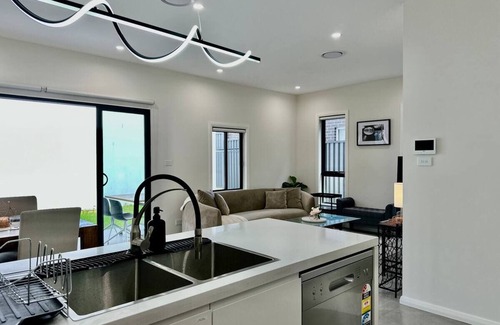 Bardia House | Modern 5BR Home Near Shops, BBQ & Blue Mountains