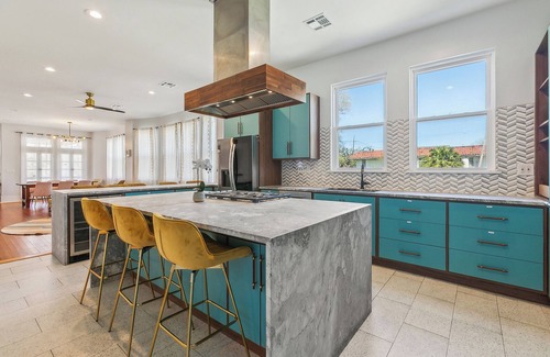 Broadmoor House | Modern 6-bedroom house with off street parking and 5 minutes from city center