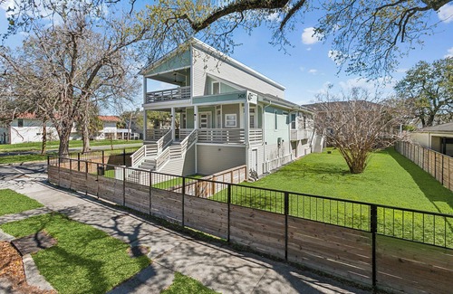 Broadmoor House | Modern 6-bedroom house with off street parking and 5 minutes from city center