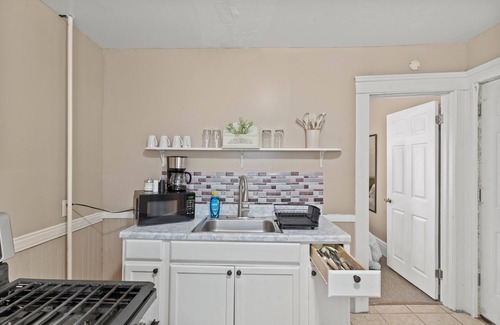 Southside House | Modern 6BR Near Syracuse U, Destiny & Zoo Sleeps 18