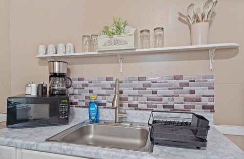 Southside House | Modern 6BR Near Syracuse U, Destiny & Zoo Sleeps 18