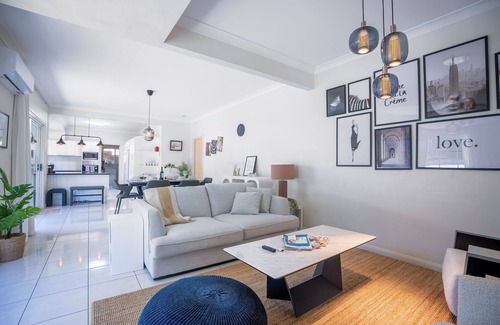 Robertson House | Modern 6BR Villa | Private Sports Court | 4.5 Bath