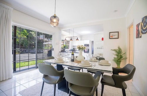 Robertson House | Modern 6BR Villa | Private Sports Court | 4.5 Bath