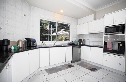 Robertson House | Modern 6BR Villa | Private Sports Court | 4.5 Bath