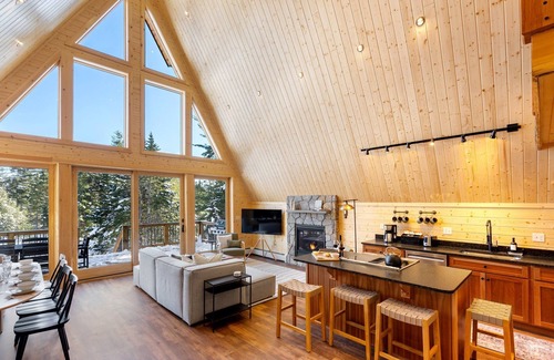 Bethel Ski Chalet | Modern A-Frame~ 9min Sunday River! HotTub! FirePit! Arcade Games! Slps 12