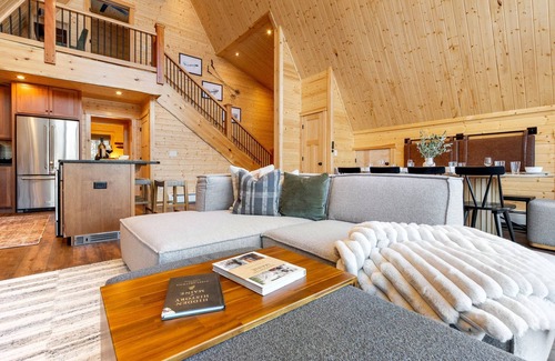 Bethel Ski Chalet | Modern A-Frame~ 9min Sunday River! HotTub! FirePit! Arcade Games! Slps 12