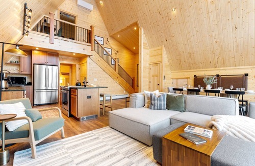 Bethel Ski Chalet | Modern A-Frame~ 9min Sunday River! HotTub! FirePit! Arcade Games! Slps 12