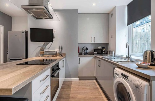 Burnley House | Modern & Affordable home - Contractors & Leisure
