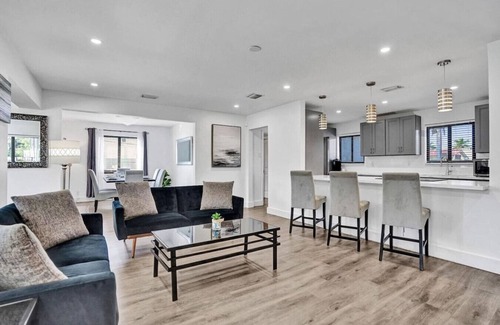 Hallandale Beach House | Modern/Amazing Pool/Close To Beach
