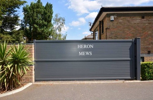 Hampton Wick Apartment | Modern and cozy 2-guest flat with gated parking