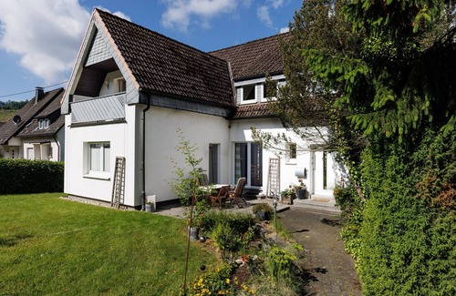 Hilchenbach Apartment | Modern and beautifully situated top floor apartment (80 sqm)