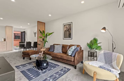 Henderson House | Modern and Bright Auckland 2 Bed