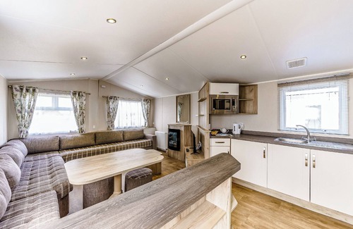 Bleadon House | Modern and contemporary 12ft-wide caravan with one double and two twin.