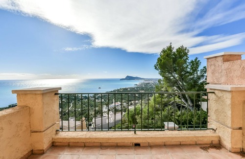 Altea la Vella House | Modern and cheerful holiday home in Altea, Costa Blanca, Spain with communal pool for 6 persons