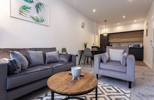Bolton Apartment | Modern and Chic 1BR Apartment in Bolton