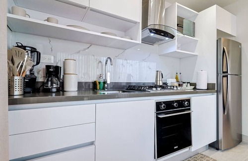 Sarasota Apartment | Modern and Cozy 1BR Condo, Fast Wi-Fi, Full AC, Roof Top Pool, King Bed.