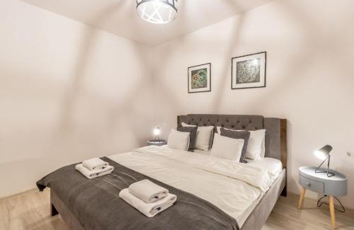 Old Town Apartment | Modern and Stylish Apartment w Terrace