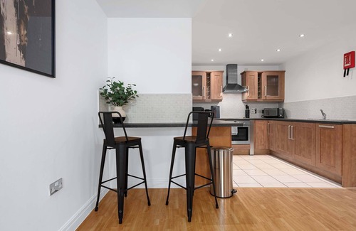 Trafford Apartment | Modern Apartment + Free Parking by City SuperHost