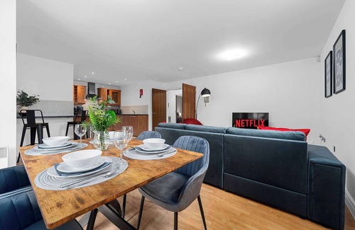 Trafford Apartment | Modern Apartment + Free Parking by City SuperHost
