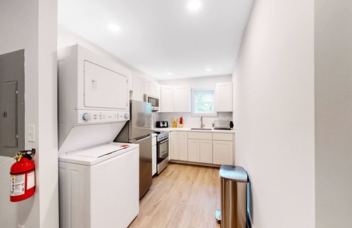 The Pines House | Modern aparthotel in a great location with well-equipped kitchen & streaming