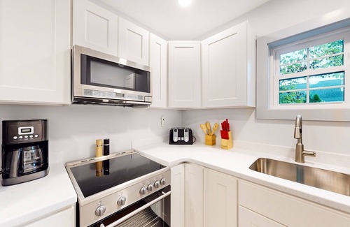 The Pines House | Modern aparthotel in a great location with well-equipped kitchen & streaming
