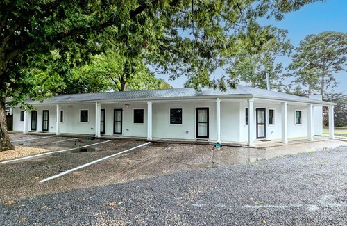 The Pines House | Modern aparthotel in a great location with well-equipped kitchen & streaming