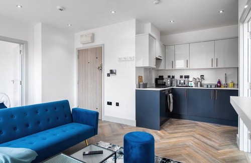 Havering Apartment | Modern Apartment in Romford near Elizabeth Line*8