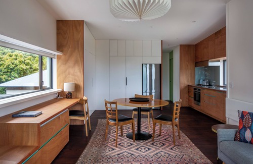 Wellington Apartment | Modern apartment, 5 mins Eastbourne & 2 to beach, views of Wellington Harbour!