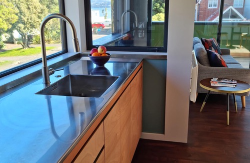 Wellington Apartment | Modern apartment, 5 mins Eastbourne & 2 to beach, views of Wellington Harbour!