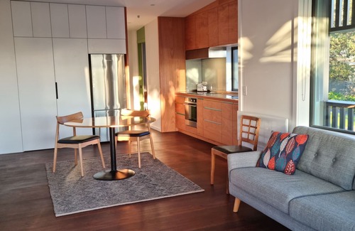 Wellington Apartment | Modern apartment, 5 mins Eastbourne & 2 to beach, views of Wellington Harbour!