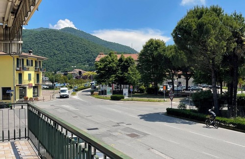 Roe Apartment | Modern Apartment 7 Minutes from Salò - Comfort and Style for Your Holiday!