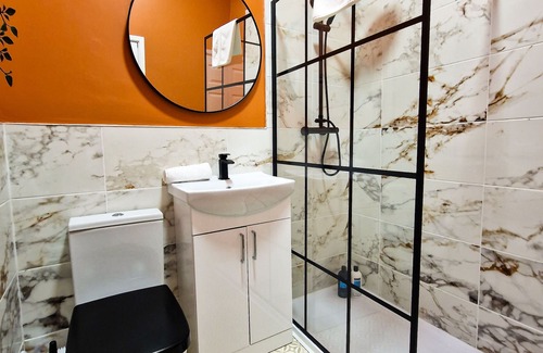Liverpool Apartment | Modern apartment at County Road, close to stadiums and city centre