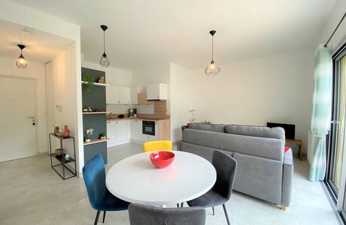 Perros-Guirec Apartment | Modern Apartment with Balcony Near Port in Perros-Guirec