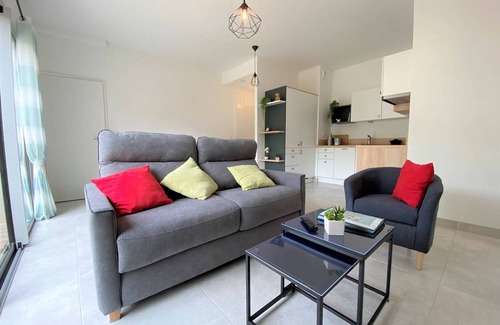 Perros-Guirec Apartment | Modern Apartment with Balcony Near Port in Perros-Guirec