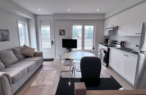 East Credit House | Modern Apartment in Mississauga