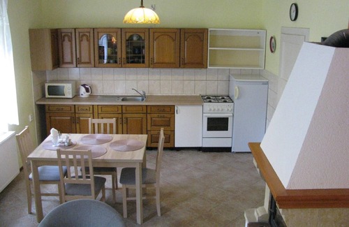 Karlovy Vary Apartment | Modern Apartment in Carlsbad with Garden