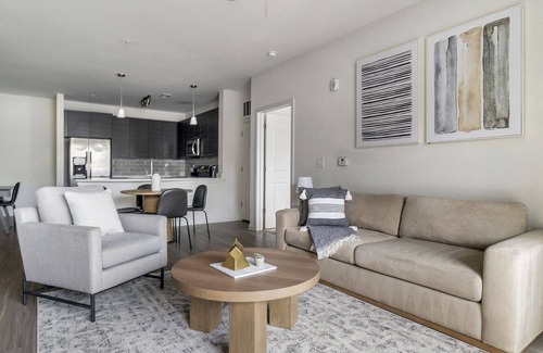 Crabtree Apartment | Modern Apartment in Prime Location (ID1215X371)