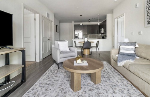 Crabtree Apartment | Modern Apartment in Prime Location (ID1215X371)