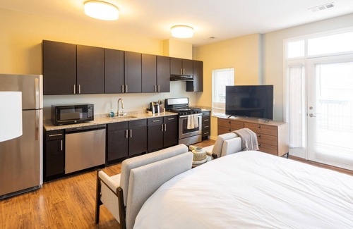 Windsor Apartment | Modern Apartment in Prime Location (ID8475X33)
