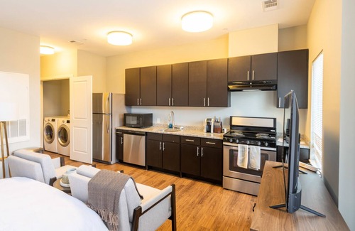 Windsor Apartment | Modern Apartment in Prime Location (ID8475X33)