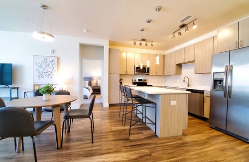Indian Creek Apartment | Modern Apartment in Prime Location (ID2121X26)