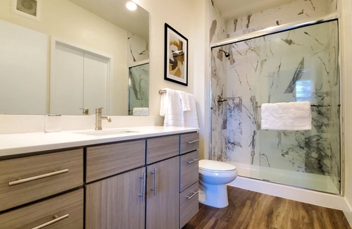 Indian Creek Apartment | Modern Apartment in Prime Location (ID2121X26)